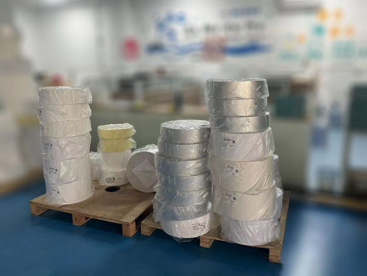 Boş Su geçirmez BOPP Yapıştırıcı Jumbo Roll Etiketleri 75μ Yüz Kalınlığı Yağ Yapıştırıcı