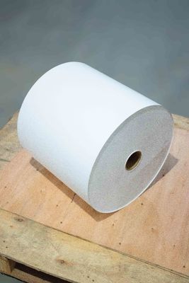 Akrilik yapıştırıcı yapıştırıcı kaplı kağıt rulo 80u Yüz kalınlığı Akrilik yapıştırıcı serbest bırakma