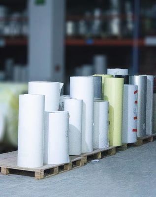 Sentetik Karton Kraft Yapıştırıcı Termal Kağıt Jumbo Roll Etiketler Yağ Yapıştırıcı Tipi